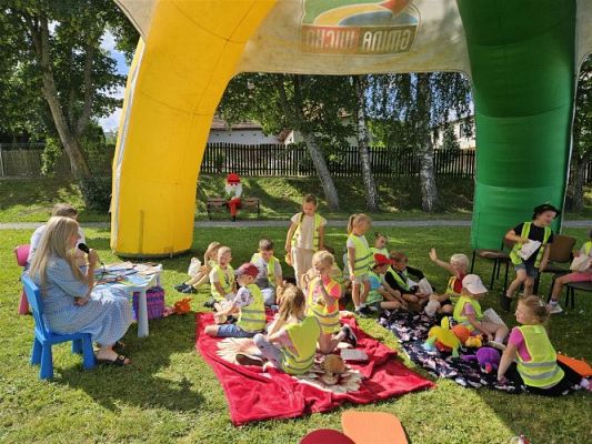 Grafika #34: 08.07.2024 "Czytanie na polanie" - Wizyta w Bibliotece Gminnej w Wicku