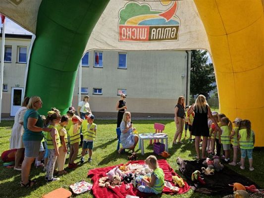 Grafika #35: 08.07.2024 "Czytanie na polanie" - Wizyta w Bibliotece Gminnej w Wicku