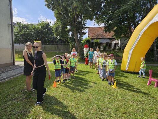 Grafika #37: 08.07.2024 "Czytanie na polanie" - Wizyta w Bibliotece Gminnej w Wicku