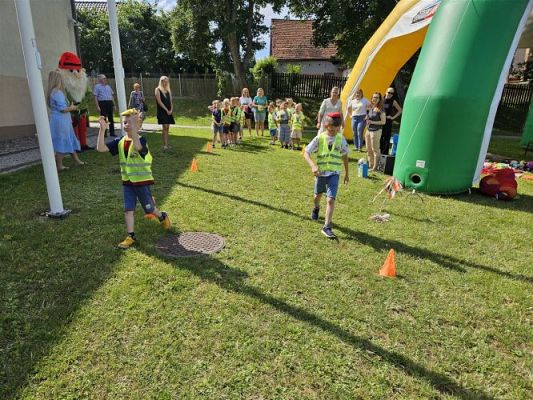 Grafika #38: 08.07.2024 "Czytanie na polanie" - Wizyta w Bibliotece Gminnej w Wicku