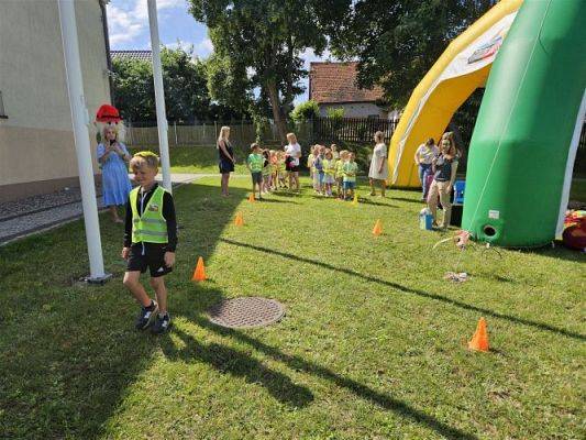 Grafika #40: 08.07.2024 "Czytanie na polanie" - Wizyta w Bibliotece Gminnej w Wicku