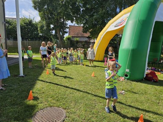 Grafika #47: 08.07.2024 "Czytanie na polanie" - Wizyta w Bibliotece Gminnej w Wicku