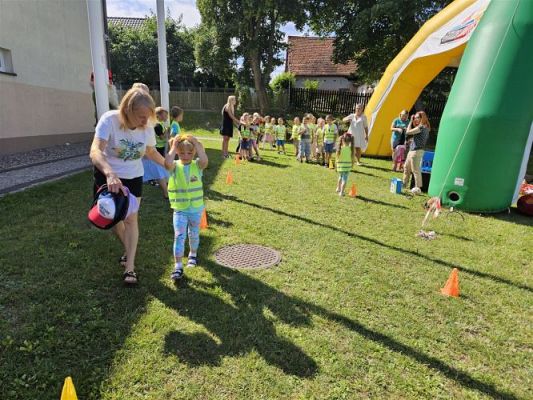 Grafika #49: 08.07.2024 "Czytanie na polanie" - Wizyta w Bibliotece Gminnej w Wicku