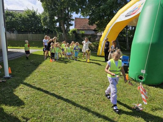 Grafika #54: 08.07.2024 "Czytanie na polanie" - Wizyta w Bibliotece Gminnej w Wicku