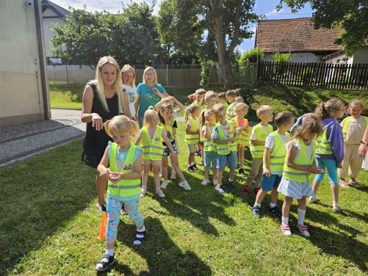 Grafika #57: 08.07.2024 "Czytanie na polanie" - Wizyta w Bibliotece Gminnej w Wicku
