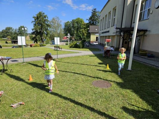 Grafika #58: 08.07.2024 "Czytanie na polanie" - Wizyta w Bibliotece Gminnej w Wicku