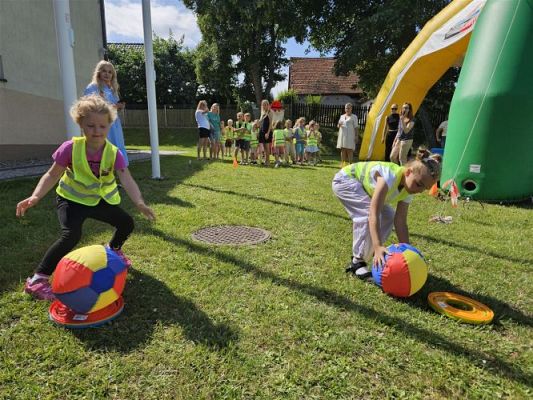 Grafika #63: 08.07.2024 "Czytanie na polanie" - Wizyta w Bibliotece Gminnej w Wicku