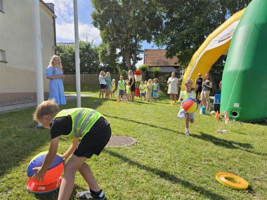 Grafika #64: 08.07.2024 "Czytanie na polanie" - Wizyta w Bibliotece Gminnej w Wicku