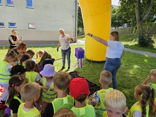 Grafika #69: 08.07.2024 "Czytanie na polanie" - Wizyta w Bibliotece Gminnej w Wicku
