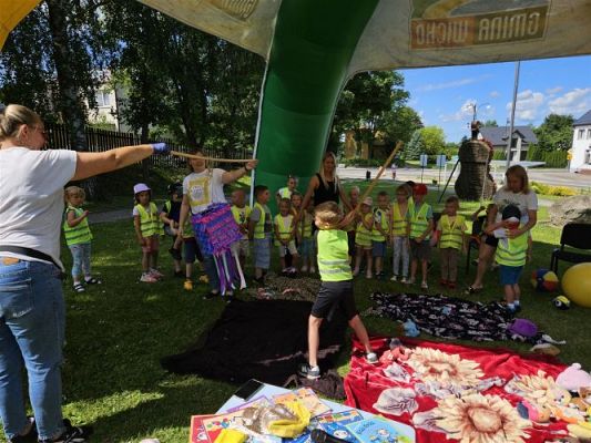 Grafika #80: 08.07.2024 "Czytanie na polanie" - Wizyta w Bibliotece Gminnej w Wicku
