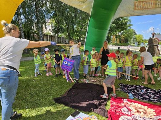 Grafika #81: 08.07.2024 "Czytanie na polanie" - Wizyta w Bibliotece Gminnej w Wicku