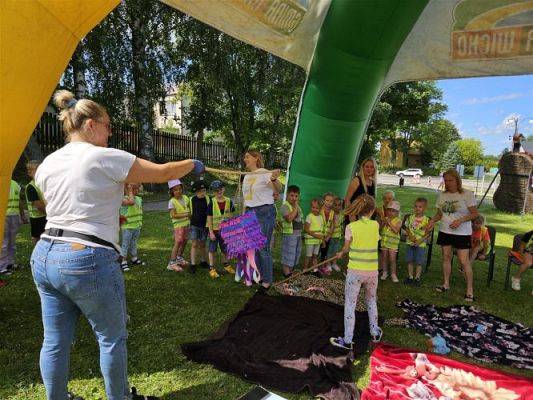 Grafika #82: 08.07.2024 "Czytanie na polanie" - Wizyta w Bibliotece Gminnej w Wicku