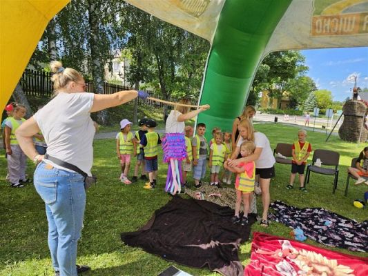 Grafika #83: 08.07.2024 "Czytanie na polanie" - Wizyta w Bibliotece Gminnej w Wicku