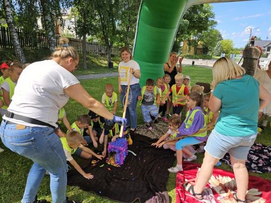 Grafika #85: 08.07.2024 "Czytanie na polanie" - Wizyta w Bibliotece Gminnej w Wicku