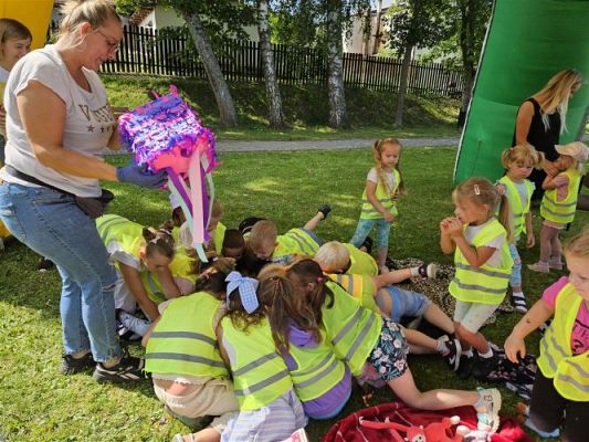 Grafika #87: 08.07.2024 "Czytanie na polanie" - Wizyta w Bibliotece Gminnej w Wicku